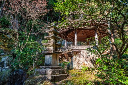 Foto de Hiroshima, Japón - 2 de enero de 2020. Imagen exterior del templo Mitaki Dera en Hiroshima. Este es uno de los templos budistas más famosos de Japón. - Imagen libre de derechos