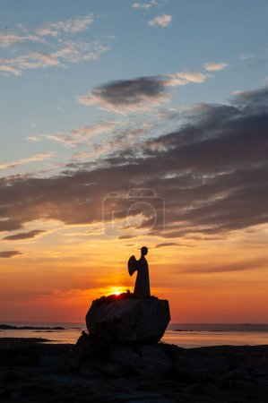 Téléchargez les photos : Vallersund, Norvège. 26 juillet 2021. Vue de l'extérieur de l'Ange de la Paix situé sur une colline à Vallersund, Norvège. Cette statue est un symbole d'espoir et de paix. - en image libre de droit