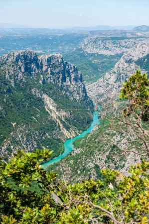 Foto de Una hermosa vista de las Gargantas del Verdon, también conocido como el Gran Cañón Europeo, en la Provenza francesa. - Imagen libre de derechos