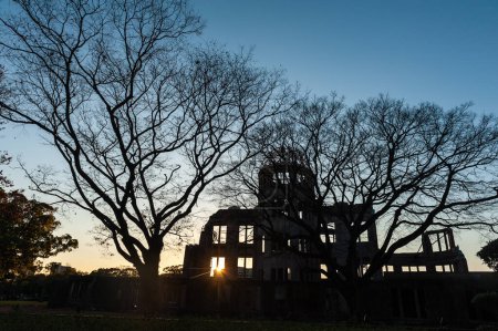Téléchargez les photos : Hiroshima, Japan - Januari 1, 2020. Early morning shot of the famous atomic bomb dome in Hiroshima. - en image libre de droit