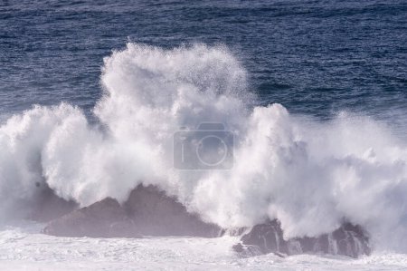 Foto de Espectacularmente grandes olas del océano Pacífico chocan contra la costa californiana a lo largo de la carretera 1 de EE.UU.. - Imagen libre de derechos