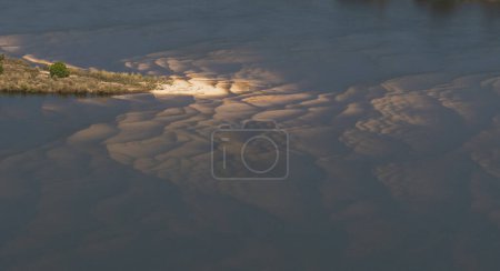 Detalle del flujo de agua en el río Zambezi superior, justo antes de sumergirse en las Cataratas Victoria.