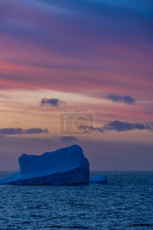 Téléchargez les photos : Impression d'un magnifique coucher de soleil sur le détroit de Bransfield en Antarctique - en image libre de droit