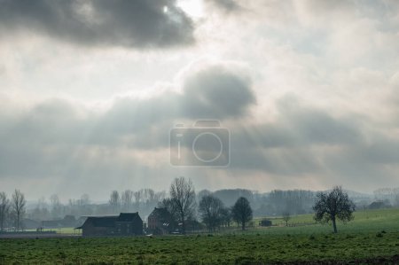 Téléchargez les photos : Un paysage rural dans le pays belge est illuminé par un paysage nuageux spectaculaire. Flandre orientale par un après-midi d'hiver début 2019
. - en image libre de droit
