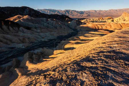 Foto de 26 de diciembre de 2021 - Los espectadores observan un amanecer temprano en Zabriskie Point, Death Valley. - Imagen libre de derechos