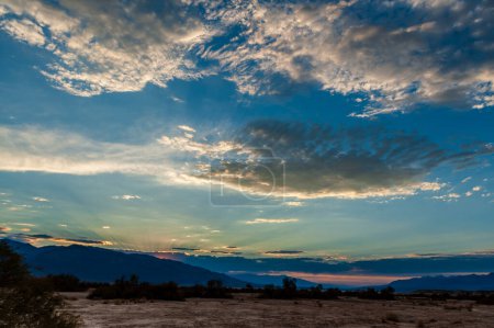 Una puesta de sol iluminando los cielos sobre Furnace Creek, Parque Nacional Death Valley
