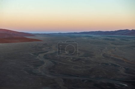 Téléchargez les photos : Vue extérieure des dunes de sable namibiennes Sossusvlei près de la célèbre Dune 45 vers le lever du soleil - en image libre de droit
