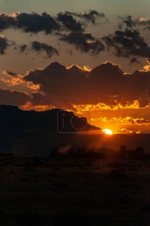 Foto de Impresión de la puesta del sol, desde un camping en Sesriem, Nambia, puerta de entrada al Sossusvlei. - Imagen libre de derechos