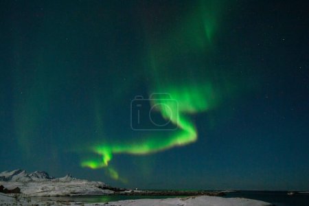 Foto de Gran angular de la aurora boreal, las luces del norte, sobre las islas noruegas cerca de Mjelle en una noche de invierno. - Imagen libre de derechos