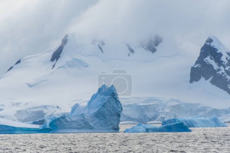 Foto de Icebergs off the Coast of the Graham passage, near Charlotte Bay, on the Antarctic Peninsula - Imagen libre de derechos