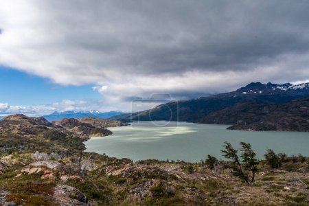Foto de Impresionante vista de la montaña en una caminata de Paine Grande a Refugio Grey, a lo largo del lago Grey en el Parque Nacional Torres Del Paine, Patagonia, Chile. - Imagen libre de derechos