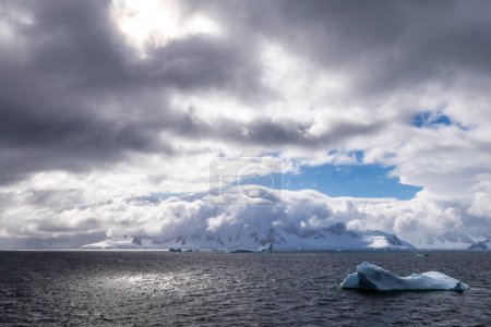 Téléchargez les photos : Icebergs au large de la côte du passage Graham, près de la baie Charlotte, sur la péninsule Antarctique - en image libre de droit