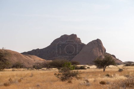 Téléchargez les photos : Coucher de soleil près de Spitzkoppe, un célèbre pic de granit dans le centre de la namibie. - en image libre de droit