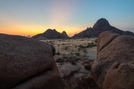 Puesta de sol cerca de Spitzkoppe, un famoso pico de granito en el centro de namibia.