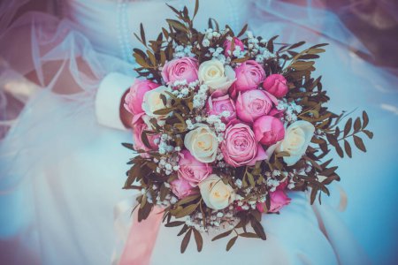 Téléchargez les photos : Mariée tenant beau bouquet de fleurs de mariage - en image libre de droit