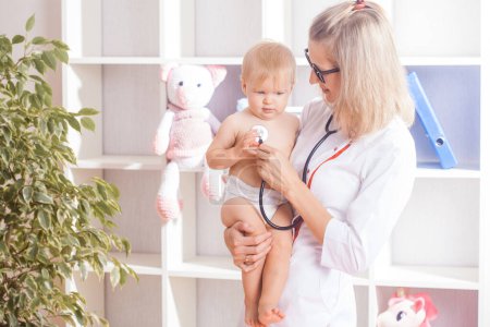 Téléchargez les photos : Femme Docteur examinant le petit bébé à la clinique. Concept de médecine de santé bébé - en image libre de droit