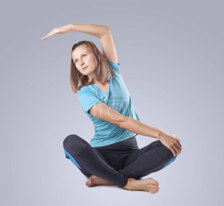 Foto de Mujer joven haciendo yoga. estudio foto - Imagen libre de derechos