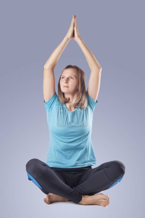 Téléchargez les photos : Jeune femme faisant du yoga. studio photo - en image libre de droit