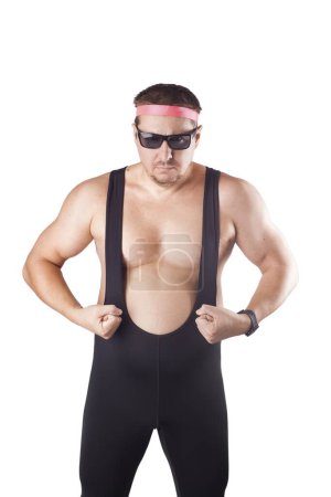 Téléchargez les photos : Gros homme en collants de sport, lunettes de soleil et bandeau sur fond blanc - en image libre de droit