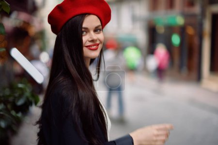 Téléchargez les photos : Femme sourire avec des dents marchant autour de la ville, vêtements à la mode et le maquillage élégant, marche de printemps. Photo de haute qualité - en image libre de droit