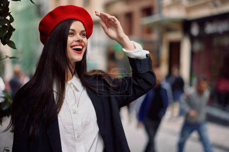 Téléchargez les photos : Femme sourire avec des dents promenades touristiques dans la ville, vêtements élégants à la mode et le maquillage, marche de printemps, Voyage. Photo de haute qualité - en image libre de droit