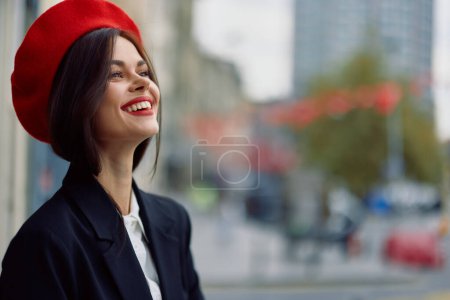 Foto de Mujer de moda sonrisa primavera caminando en la ciudad en ropa elegante con labios rojos y boina roja, viajes, color cinematográfico, estilo vintage retro, estilo de vida de moda urbana. Foto de alta calidad - Imagen libre de derechos