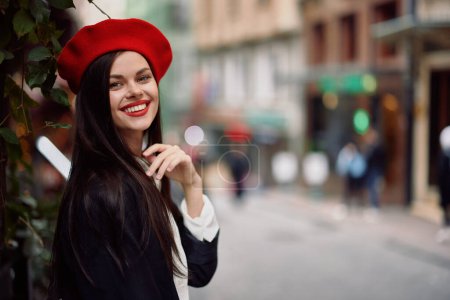 Foto de Mujer sonrisa con dientes paseos turísticos en la ciudad, ropa de moda elegante y maquillaje, paseo de primavera, viajes. Foto de alta calidad - Imagen libre de derechos