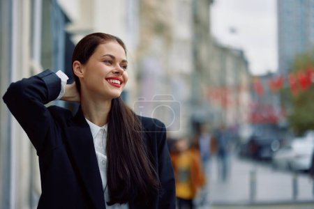 Téléchargez les photos : Mode femme sourire printemps marche dans la ville dans des vêtements élégants avec rouge, Voyage, couleur cinématographique, style vintage rétro, mode de vie urbaine. Photo de haute qualité - en image libre de droit