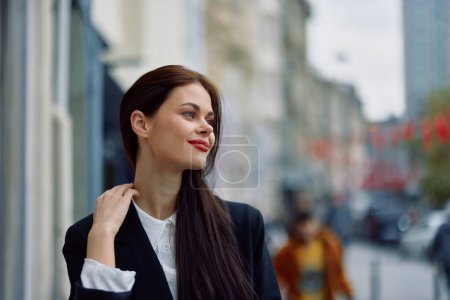 Téléchargez les photos : Mode femme sourire printemps marche dans la ville dans des vêtements élégants avec rouge, Voyage, couleur cinématographique, style vintage rétro, mode de vie urbaine. Photo de haute qualité - en image libre de droit