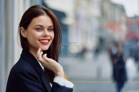 Foto de Mujer de moda sonrisa primavera caminando en la ciudad en ropa elegante con rojo, viajes, color cinematográfico, estilo vintage retro, estilo de vida de moda urbana. Foto de alta calidad - Imagen libre de derechos