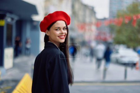 Foto de Mujer sonríe paseos en la ciudad contra el telón de fondo de los edificios de oficinas, ropa vintage de moda con estilo y maquillaje, paseo de otoño, viajes. Foto de alta calidad - Imagen libre de derechos
