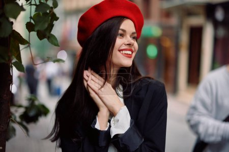 Foto de Mujer sonrisa con los dientes caminando por la ciudad, ropa de moda con estilo y maquillaje, paseo de primavera. Foto de alta calidad - Imagen libre de derechos