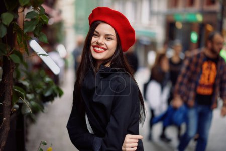 Téléchargez les photos : Femme sourire avec des dents marchant autour de la ville, vêtements à la mode et le maquillage élégant, marche de printemps. Photo de haute qualité - en image libre de droit