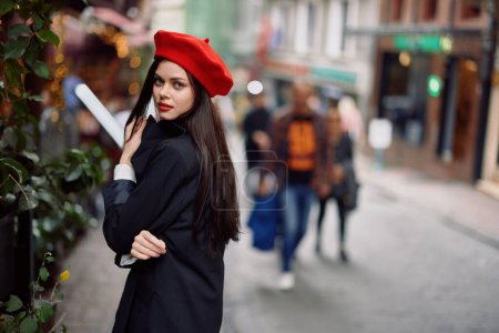 Téléchargez les photos : Femme marchant dans une rue de la vieille ville dans une foule, sociophobie, peur des foules, peur des gens, attaque de panique. Photo de haute qualité - en image libre de droit
