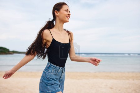 Foto de Mujer naturaleza sexy correr sonrisa mar persona felicidad joven playa arena despreocupada ola bikini viaje costa estilo de vida pelo largo diversión verano puesta de sol - Imagen libre de derechos