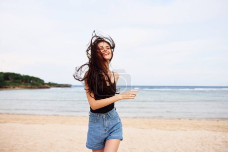 Foto de Cuerpo mujer puesta del sol activa feliz joven verano sonrisa pelo viaje copia actividad espacio corriendo despreocupado positivo océano caminar bikini playa mar estilo de vida - Imagen libre de derechos