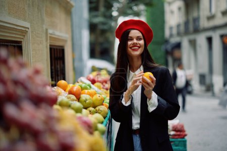 Foto de Mujer sonrisa con dientes paseos turísticos en el mercado de la ciudad con frutas y verduras elegir bienes, ropa y maquillaje de moda con estilo, paseo de primavera, viajes. Foto de alta calidad - Imagen libre de derechos
