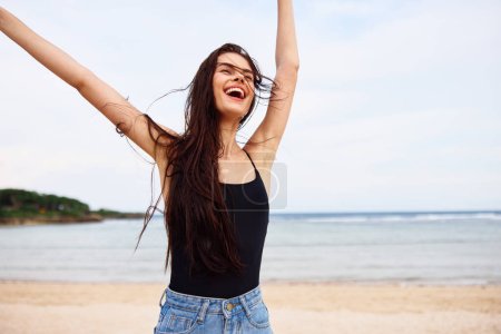Foto de Joven mujer sexy corriendo orilla caminar viaje positivo playa copia ocio estilo de vida puesta del sol verano espacio sonrisa agua relajarse sol chica mar diversión - Imagen libre de derechos