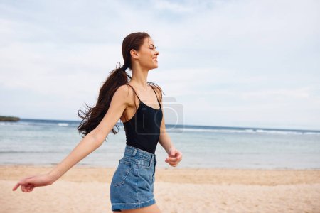 Foto de Mujer felicidad viaje despreocupado pelo verano playa puesta de sol mar océano largo pelo sol vuelo joven libertad diversión caminar estilo de vida sonrisa mujer corriendo - Imagen libre de derechos