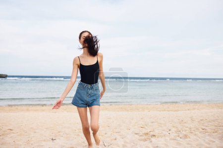 Foto de Mujer mar playa despreocupado viaje caminar belleza puesta del sol naturaleza estilo de vida correr sonrisa bikini felicidad positivo ocio verano feliz joven pelo activo - Imagen libre de derechos