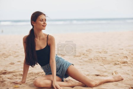 Foto de Mujer verano hermosa moda sentado océano mar libertad natural bronceado bali belleza al aire libre viaje vacaciones naturaleza relajarse arena sonrisa playa solo - Imagen libre de derechos