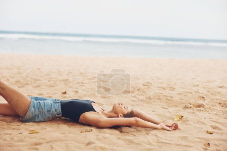 Foto de Naturaleza mujer natural estilo de vida sonrisa costa vacaciones solo viaje agua pelo mar sentado bronceado blanco moda océano bali largo playa libertad arena - Imagen libre de derechos