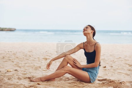 Foto de Playa mujer modelo viaje vacaciones libertad natural sentado sol sonrisa tropical costa joven pelo blanco relajarse arena naturaleza vista despreocupado espalda mar - Imagen libre de derechos