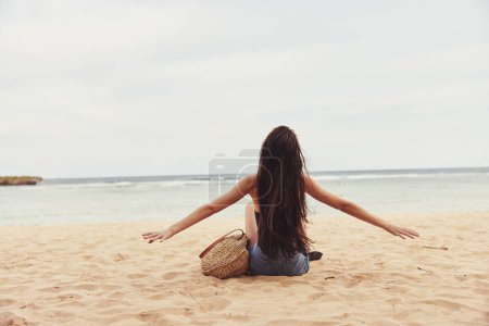 Foto de Mujer caucásica vacaciones libertad sentado al aire libre naturaleza sonrisa cuerpo moda modelo mar sol arena playa mujer adulto viaje belleza natural - Imagen libre de derechos