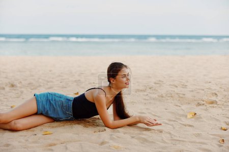 Foto de Persona mujer verano despreocupado pelo viaje relajarse sentado modelo mujer mar arena natural sonrisa vacaciones naturaleza belleza feliz libertad vacaciones playa - Imagen libre de derechos