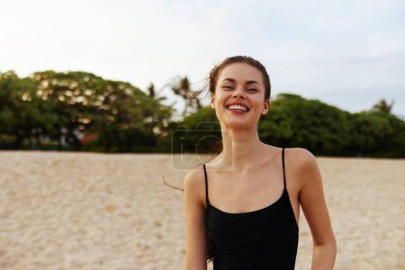 Foto de Felicidad mujer arena caminar océano hermoso mar puesta del sol playa estilo de vida libertad vacaciones verano correr sonrisa mujer sonriente disfrute vestido naturaleza al aire libre - Imagen libre de derechos