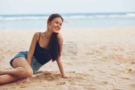 Foto de Mujer larga costa espalda naturaleza despreocupada arena mujer caucásico playa tropical mar pelo feliz solo pelo vacaciones viaje ver sonrisa modelo libertad sentado - Imagen libre de derechos