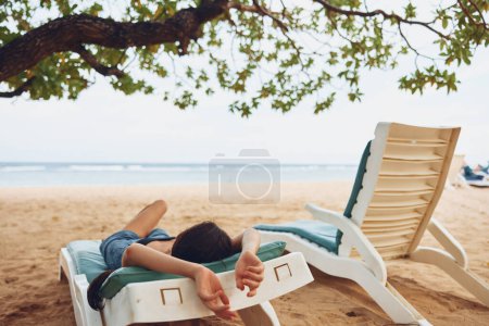 Foto de Mujer descansando mar atractivo resort océano caucásico sunbed sonriendo disfrutar de la arena tumbada sombrero de agua chica joven playa hermoso viaje estilo de vida - Imagen libre de derechos