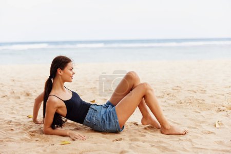 Foto de Mujer océano bronceado viaje cabello tropical libertad mar despreocupado natural caucásico persona sonrisa arena vacaciones playa naturaleza sentado al aire libre adulto blanco - Imagen libre de derechos
