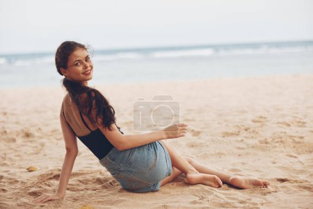 Foto de Mujer espalda vista persona océano joven pelo viaje modelo costa vacaciones arena sentado playa blanco sonrisa mar bali libertad adulto largo naturaleza atractivo - Imagen libre de derechos